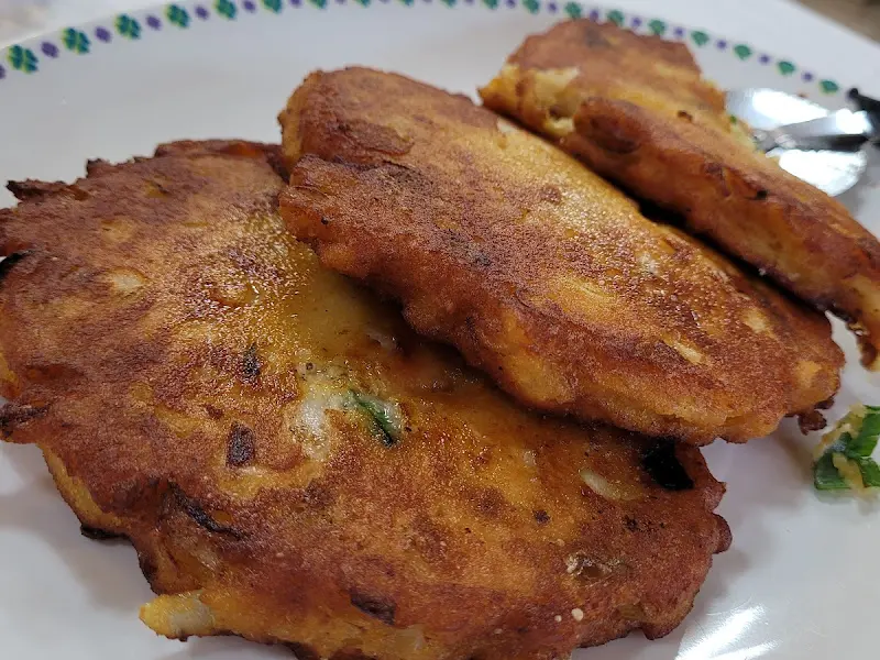 노릇하게 구워진 녹두전의 모습