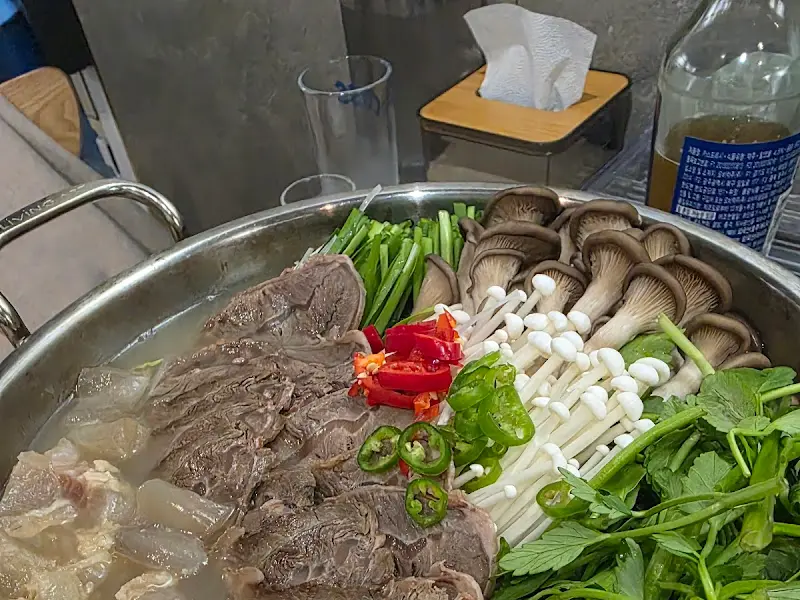 전골 냄비 안의 스지, 아롱사태, 채소 클로즈업 샷