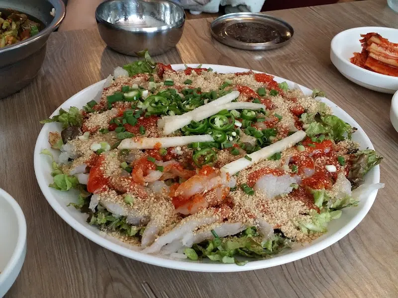 신선한 야채와 회가 가득한 회덮밥