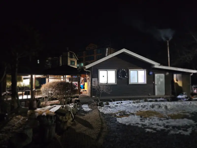 밤에 찍은 가벼슬 식당 외부 전경