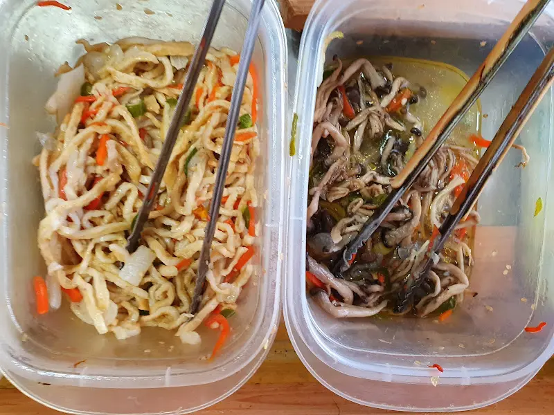 다양한 나물 반찬을 담아 놓은 플라스틱 반찬통