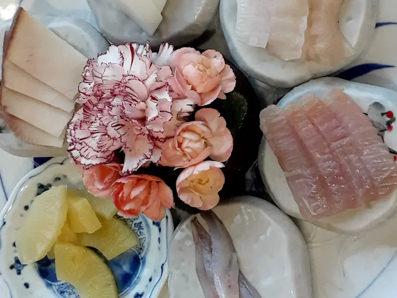 꽃과 함께 데코레이션 된 회