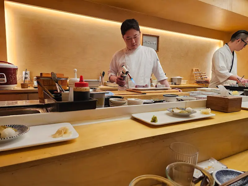 숙련된 솜씨로 스시를 만드는 셰프