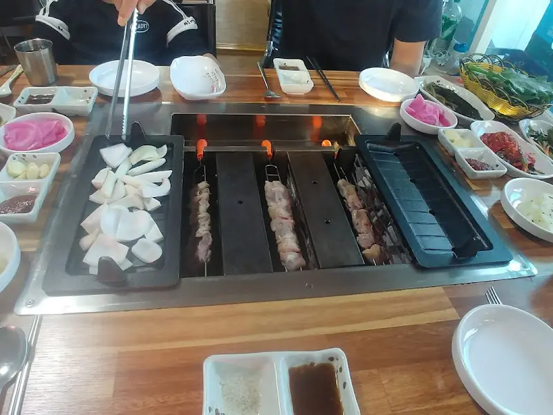 테이블에 차려진 오리 회전구이