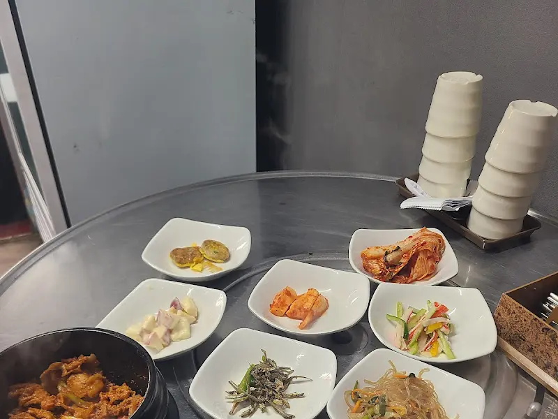 다양한 종류의 반찬들이 작은 접시에 담겨 정갈하게 놓여 있는 모습