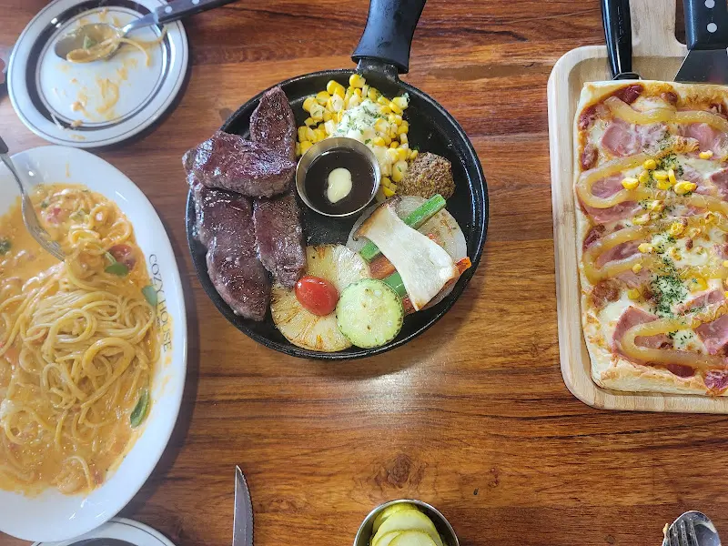 Cozy House에서 맛본 스테이크, 파스타, 피자