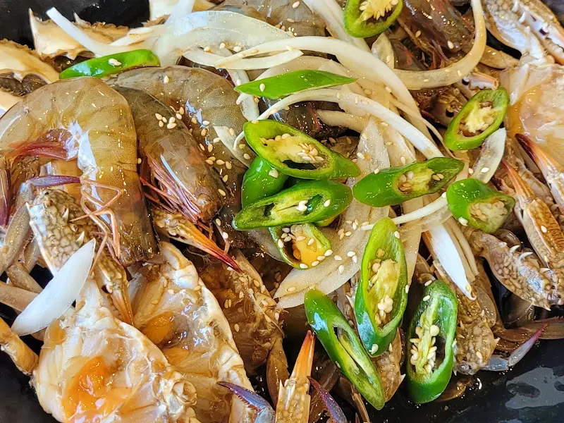 간장게장과 새우장이 담긴 접시를 클로즈업한 사진