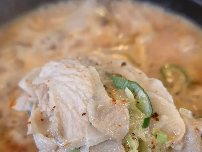 항정수육국밥 속 항정살을 클로즈업한 사진