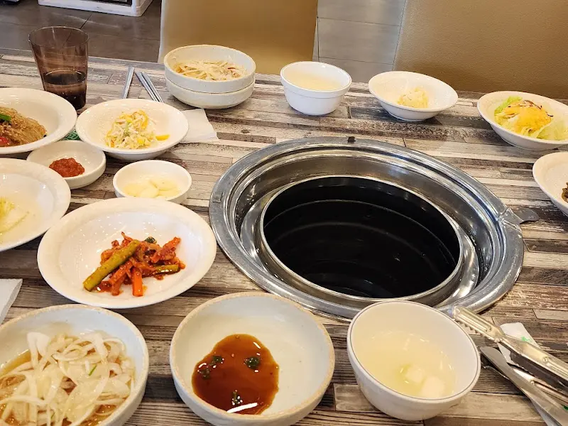 깔끔하게 정돈된 다양한 밑반찬들