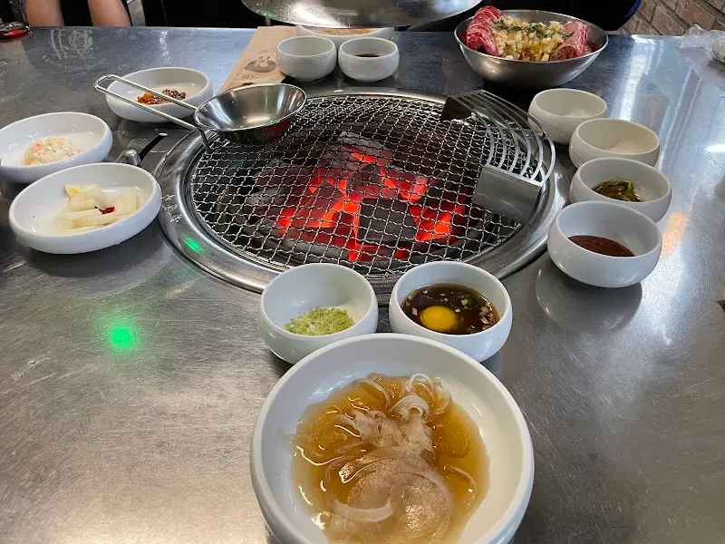 숯불과 밑반찬 세팅