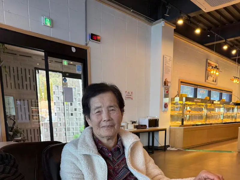 카페에 앉아있는 어르신의 모습