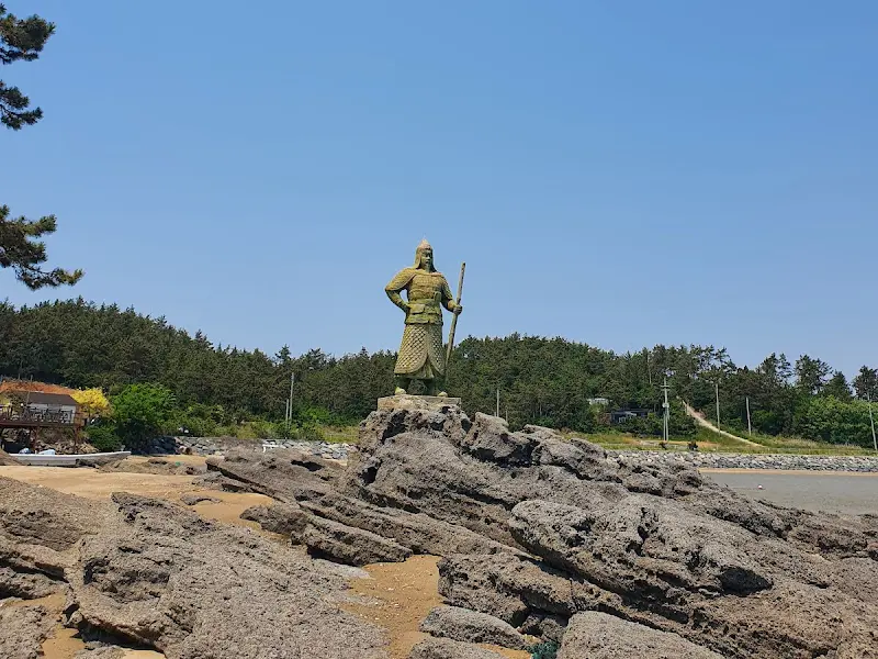 바다를 배경으로 서 있는 이순신 장군 동상