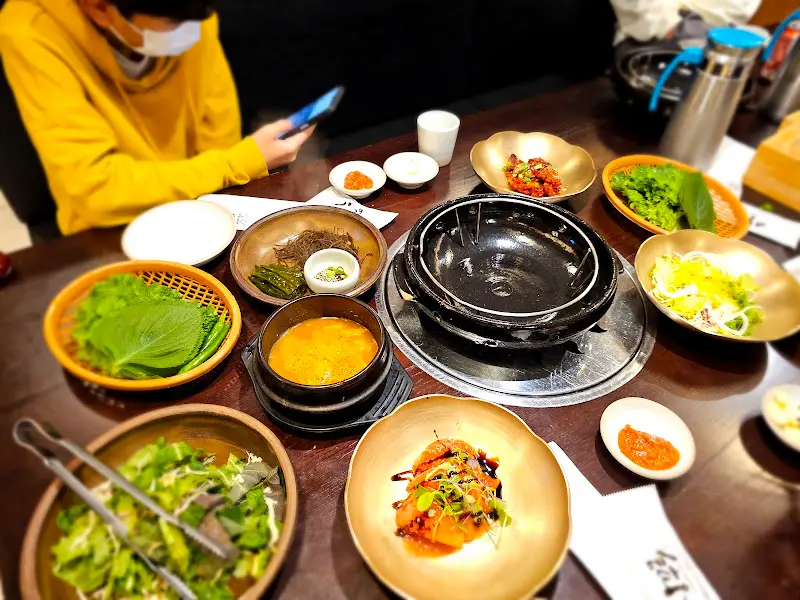 다양한 밑반찬과 갈비