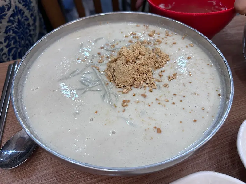 콩물국수 위에 콩가루가 뿌려진 모습