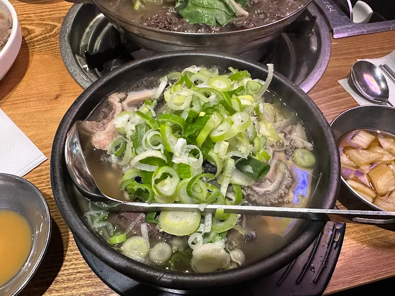 해장국 위에 푸짐하게 올려진 파