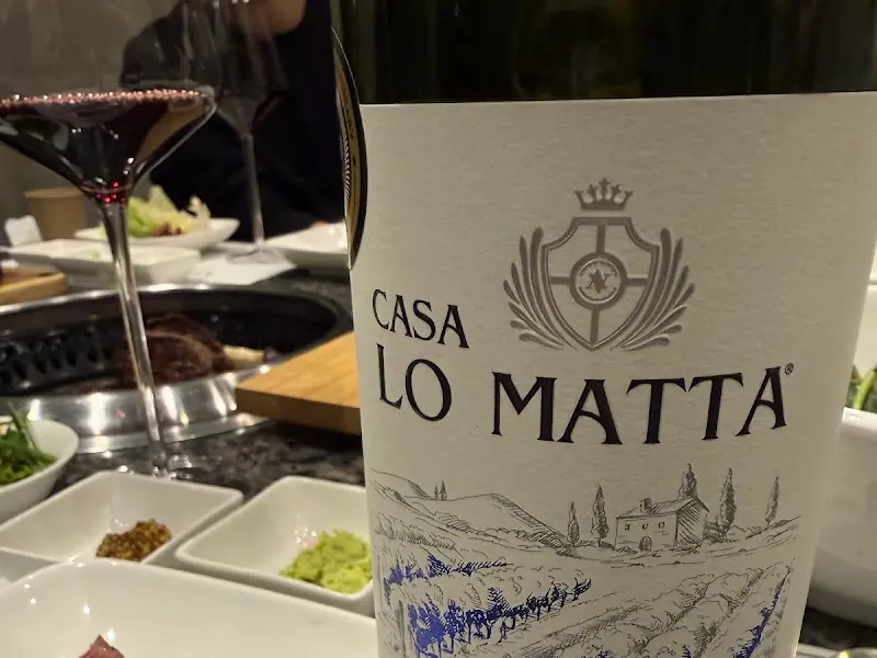 CASA LO MATTA 와인병과 와인잔