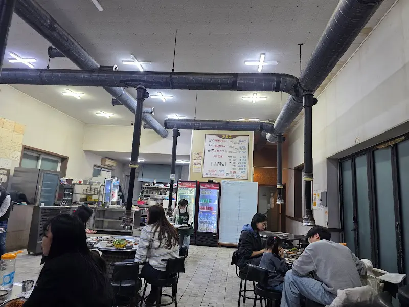 넓고 쾌적한 명리동식당 내부