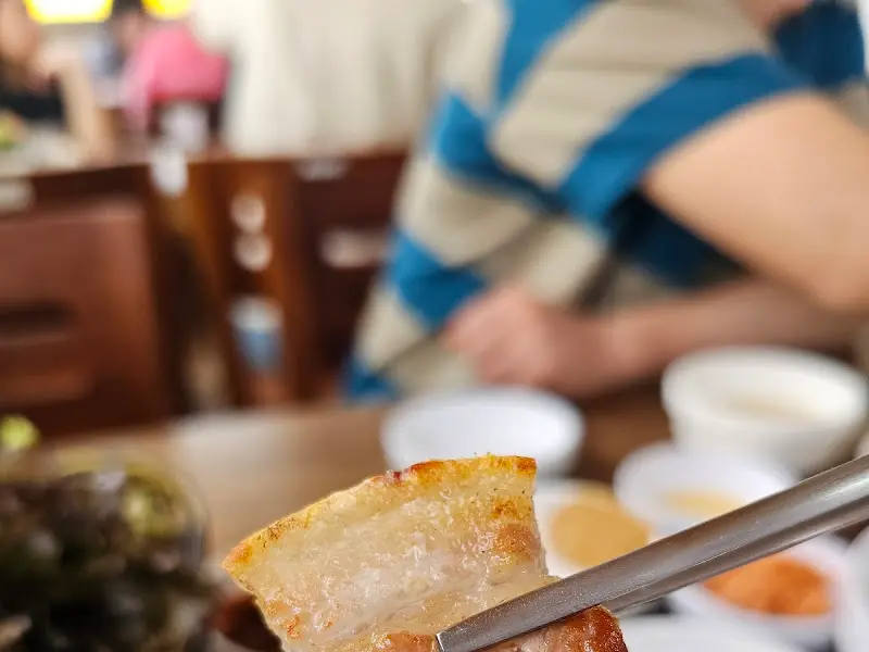 잘 구워진 삼겹살 한 점