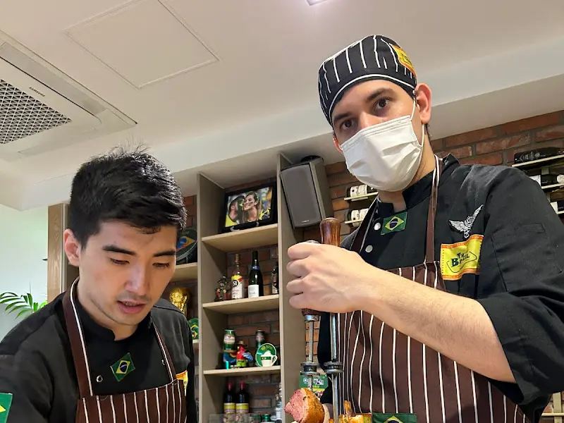 슈하스코를 제공하는 요리사