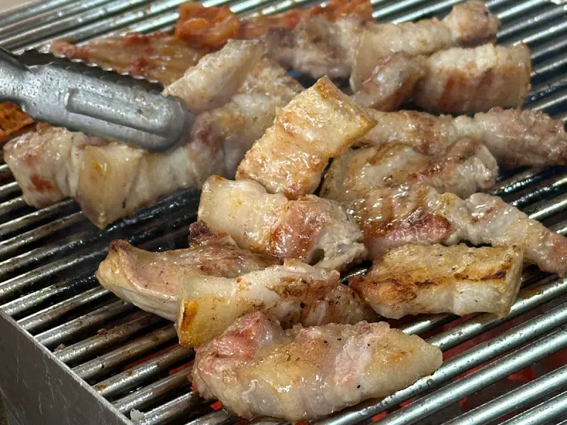 노릇하게 구워진 삼겹살