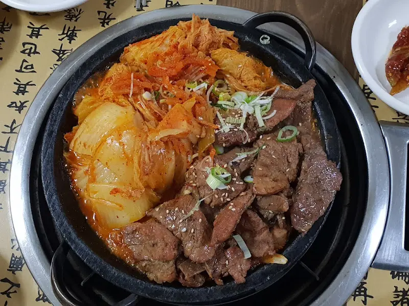 맛있게 익은 김치와 갈비