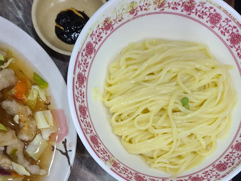 윤기가 흐르는 면발과 짜장 소스가 어우러진 유니짜장의 모습