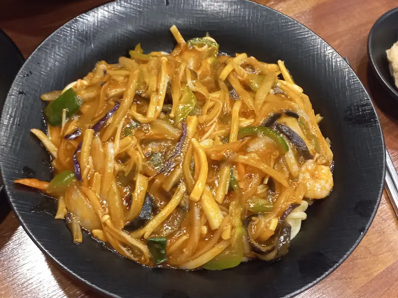 다양한 채소가 들어간 쟁반짜장