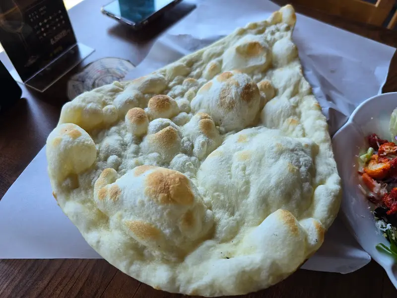 접시 옆에 놓인 큼지막한 크기의 난