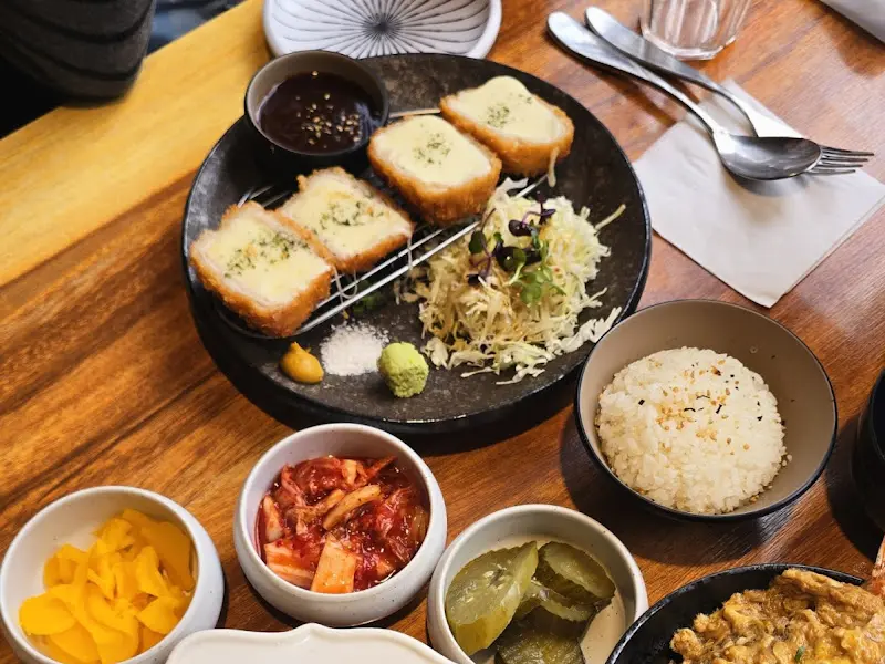 테이블 위에 놓인 음식 전체 샷