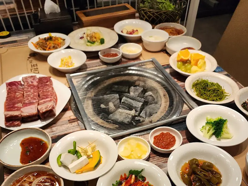 다채로운 밑반찬이 정갈하게 차려진 테이블