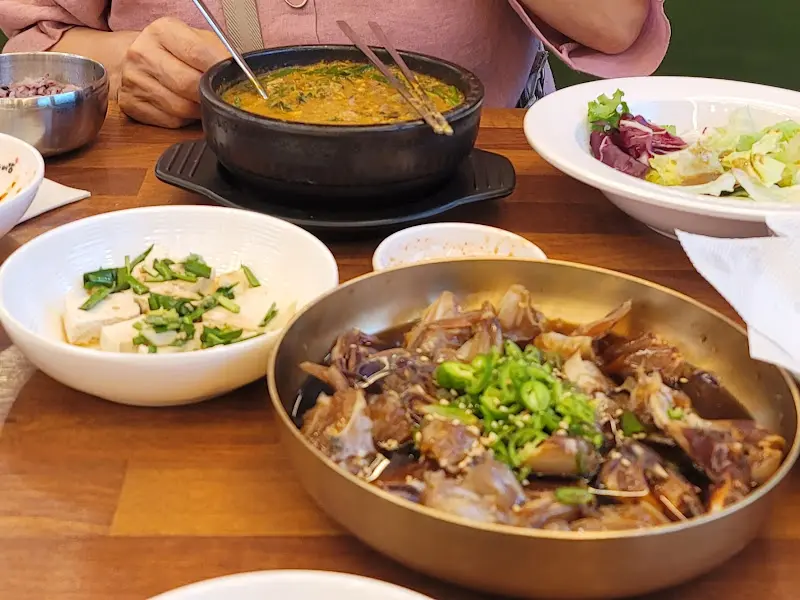 추오정식에 함께 나오는 오리고기와 간장게장