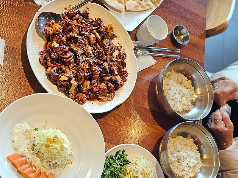 쭈꾸미 볶음과 곁들임 음식 전체샷