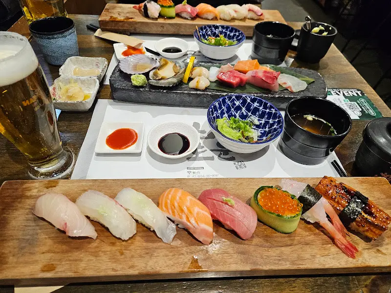 다양한 스시와 해산물이 정갈하게 담긴 한 상 차림. 맥주와 함께 즐기니 더욱 꿀맛이다.