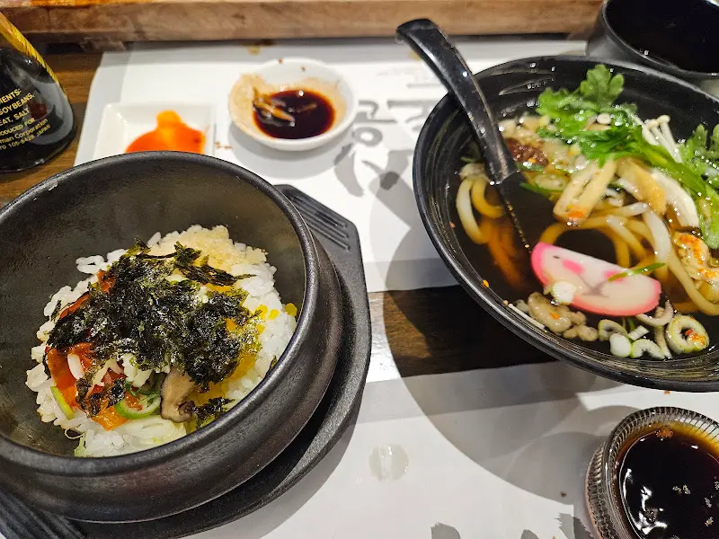 우동과 알밥. 코스 메뉴의 식사로 제공된다.