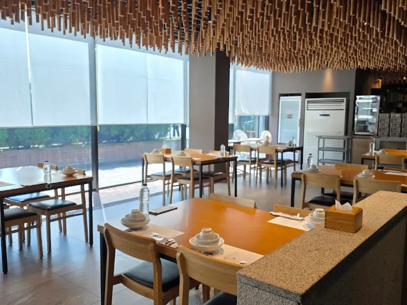 남도예담의 밝고 넓은 홀 내부