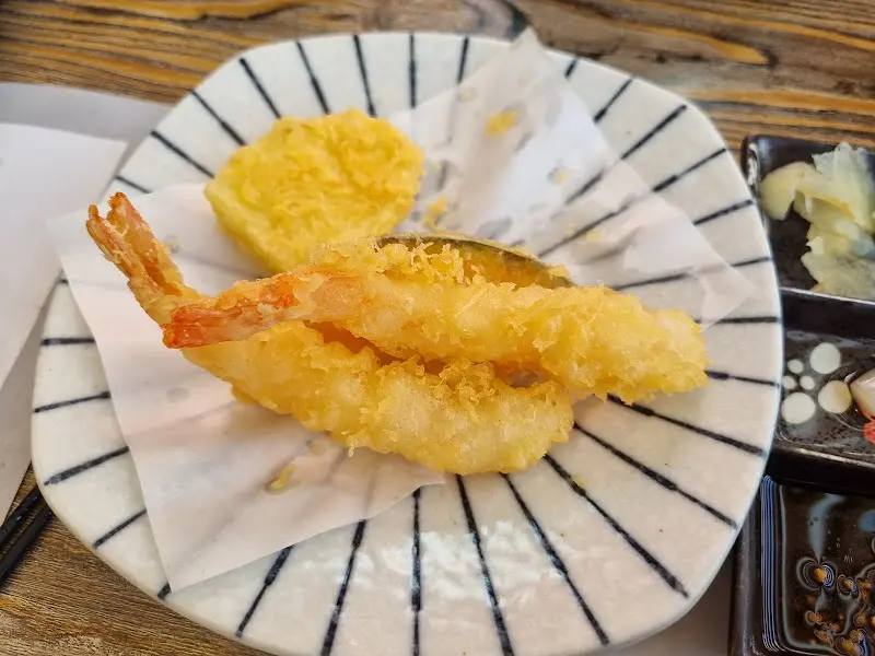 바삭하게 튀겨진 새우 튀김과 단호박 튀김