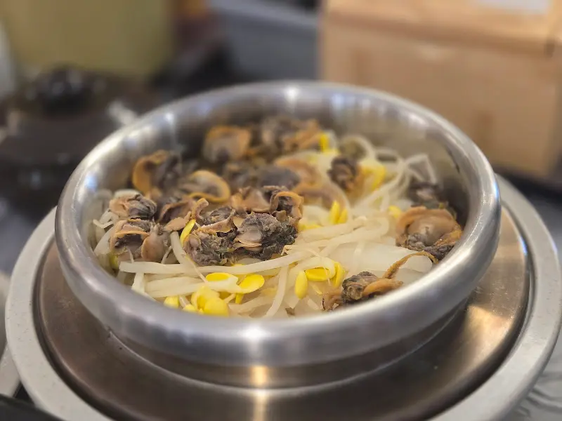 따뜻한 솥에 담겨 나오는 음식