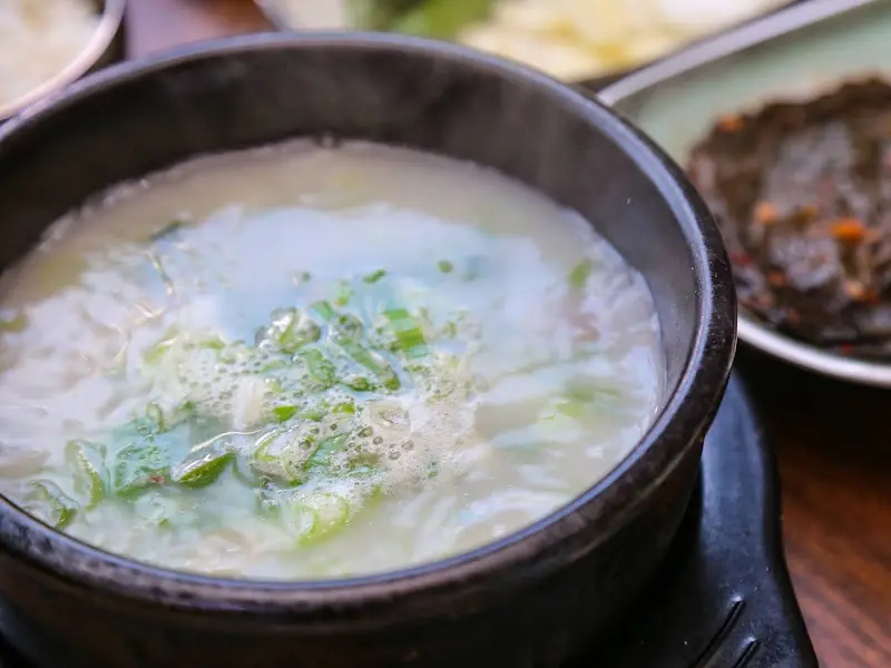 김이 모락모락 나는 곰탕