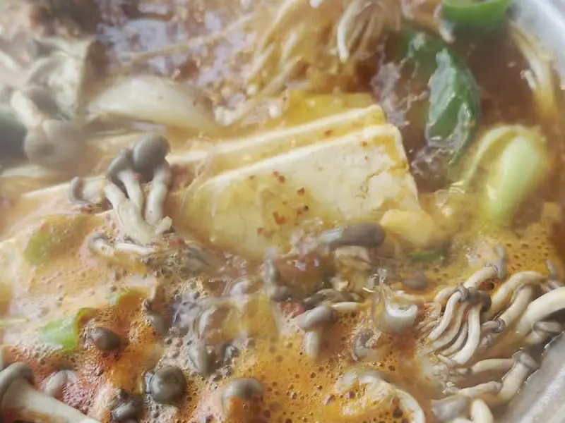 두부전골 속 두부, 버섯, 채소 클로즈업