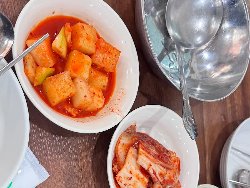 깍두기와 김치는 먹기 좋은 크기로 썰어져 테이블에 놓여 있다.