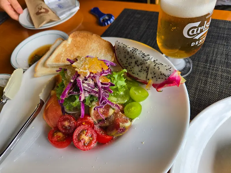 과일 샐러드빵과 맥주