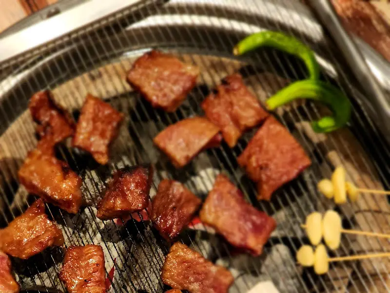 숯불에 구워 먹는 갈비와 꽈리고추, 마늘