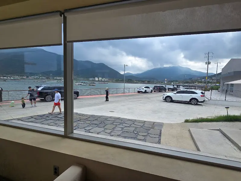 창밖으로 보이는 바다