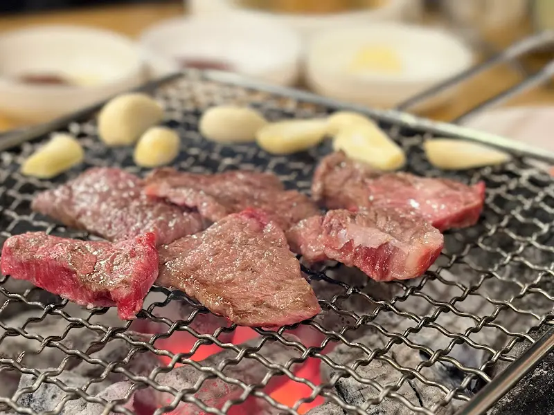 숯불 위에서 익어가는 한우 갈비살