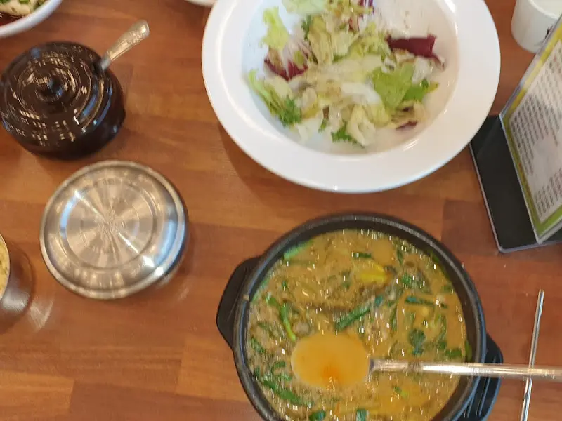 추어탕과 밑반찬 전체 샷