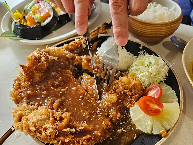 초이다이닝의 뼈 돈카츠를 커팅하는 모습