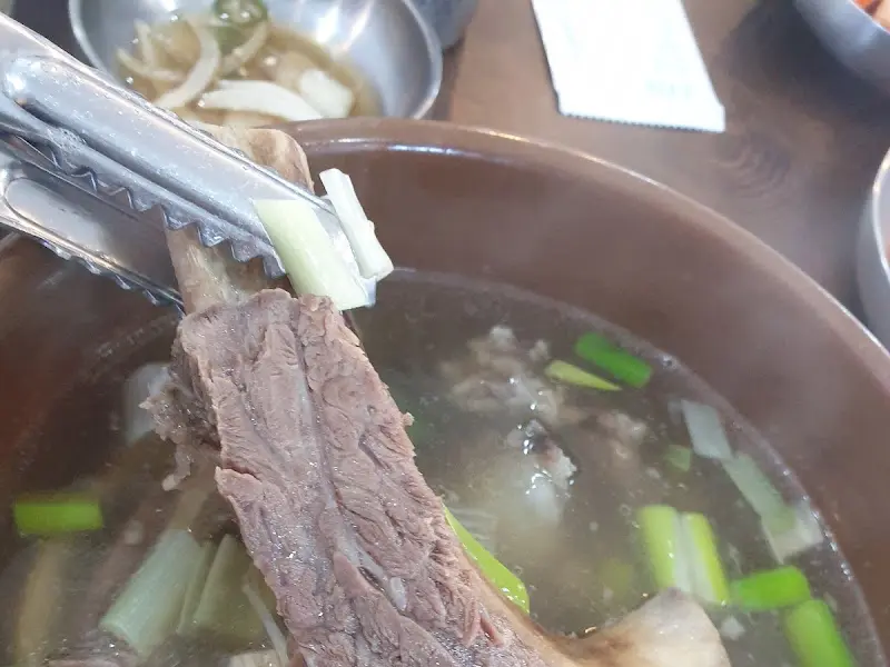 갈비살을 집어 올리는 모습