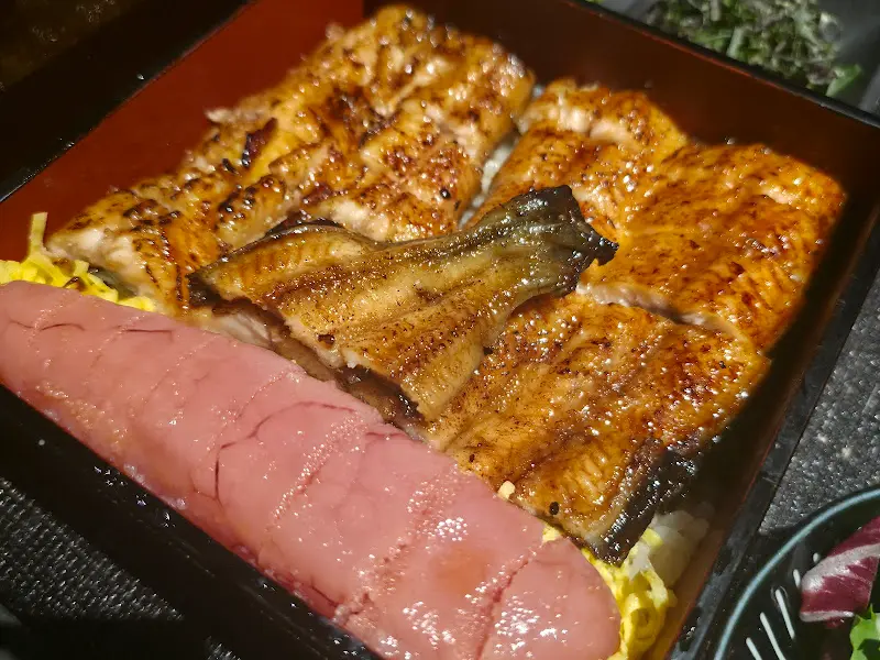 윤기가 흐르는 장어와 짭짤한 명란의 조화