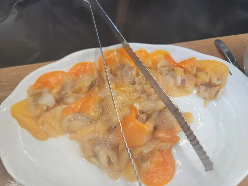 갈미조개를 집게로 들어올리는 모습