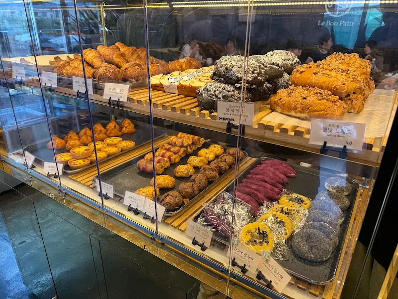 르봉뺑에서 판매하는 다양한 빵들